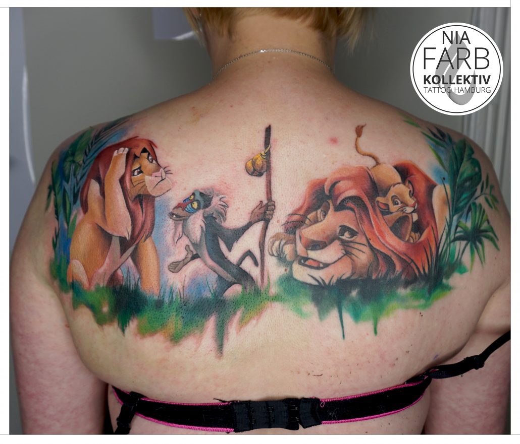 könig der löwen rücken mit logo FarbKollektiv Tattoo Hamburg